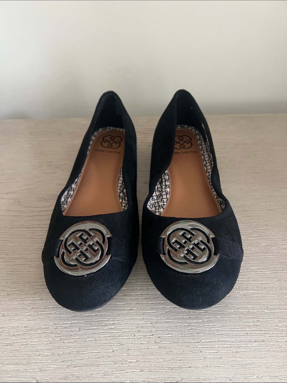 Daisy Fuentes Ruby Black Ballet Flats with Emblem size 9